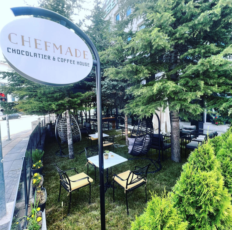 ChefMade yeşillikler içindeki bahçe ve tabelası